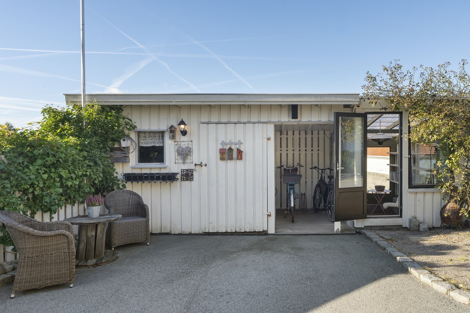 Utebod med drivhus Galleribilde