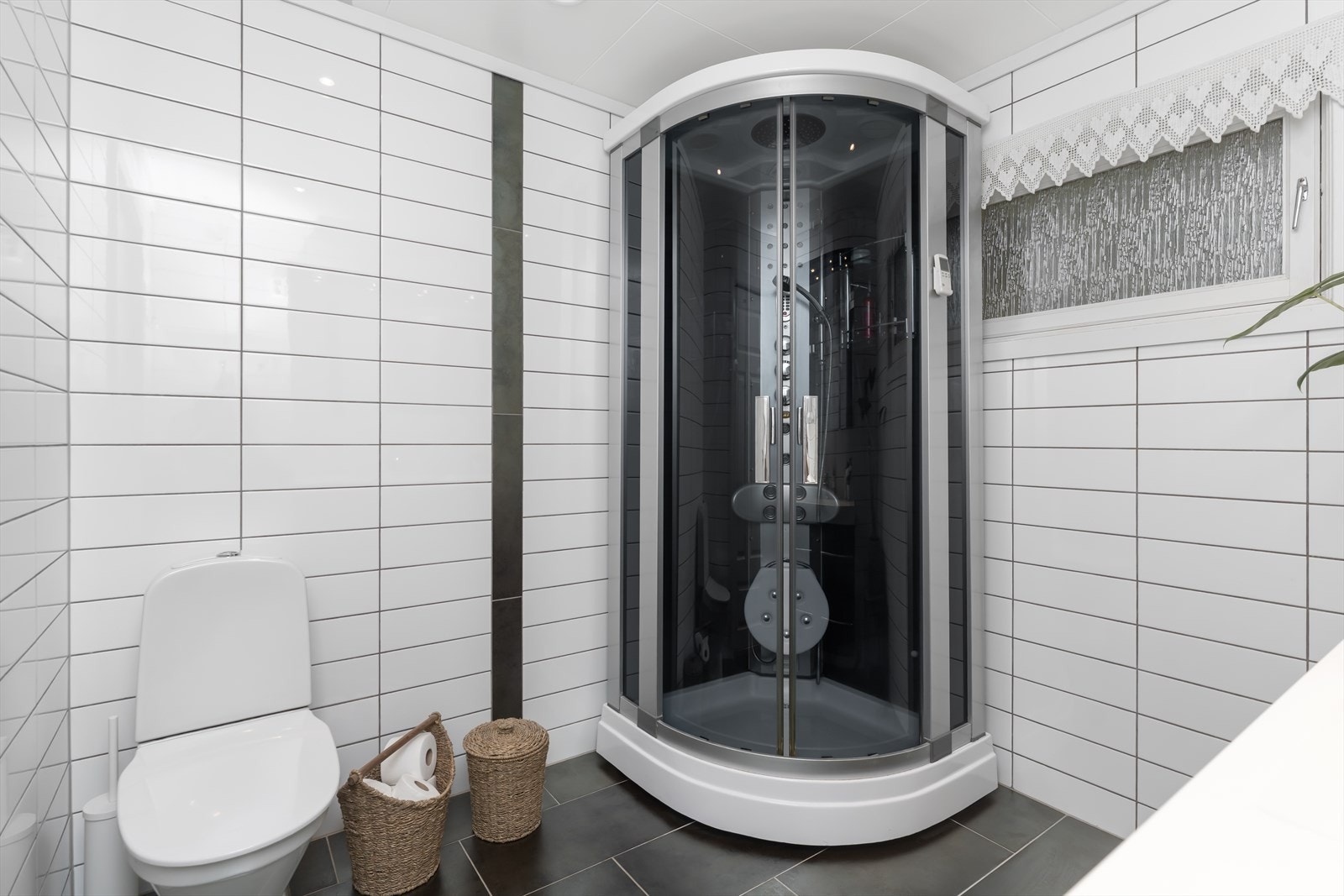 Rommet har innredning med nedfelt servant, toalett og dusjkabinett. Galleribilde