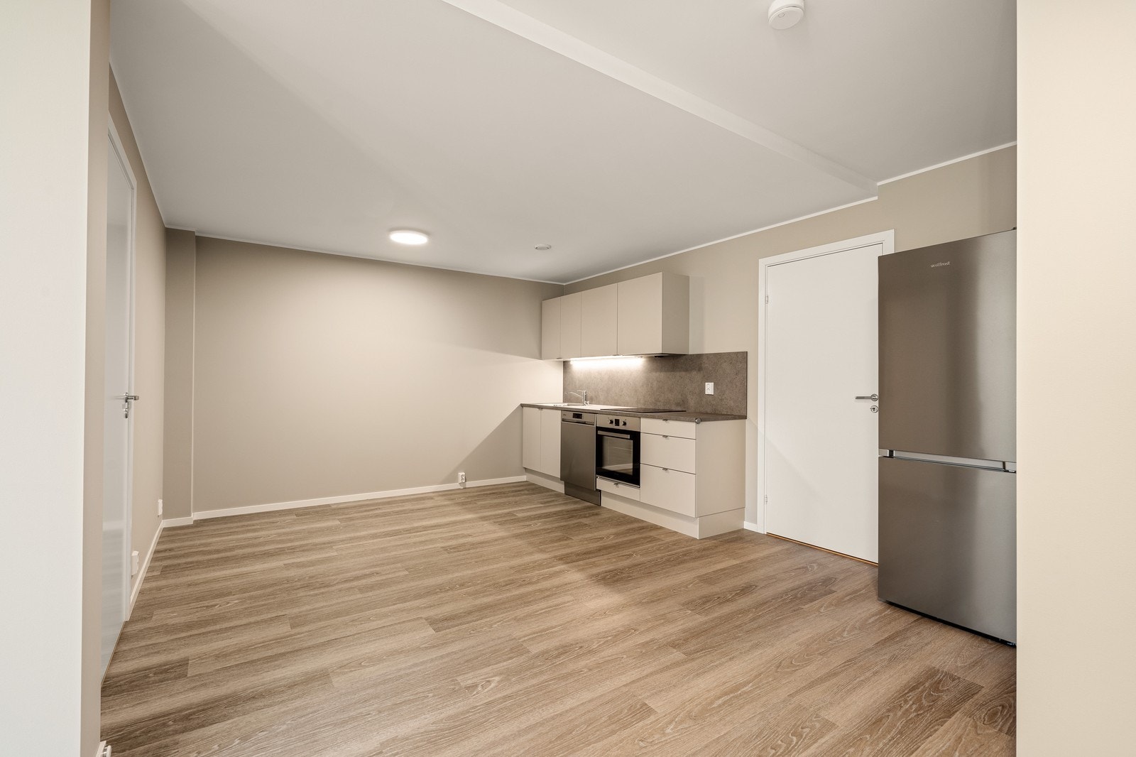 På kjøkkenet er det god plass til å møblere med spisebord og diverse. Galleribilde