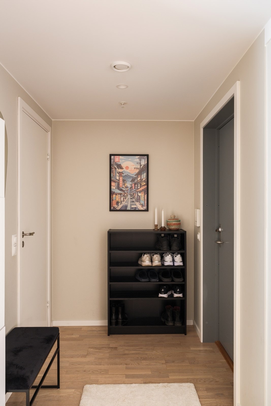 Velkommen inn! Innbydende og romslig entrè. Galleribilde