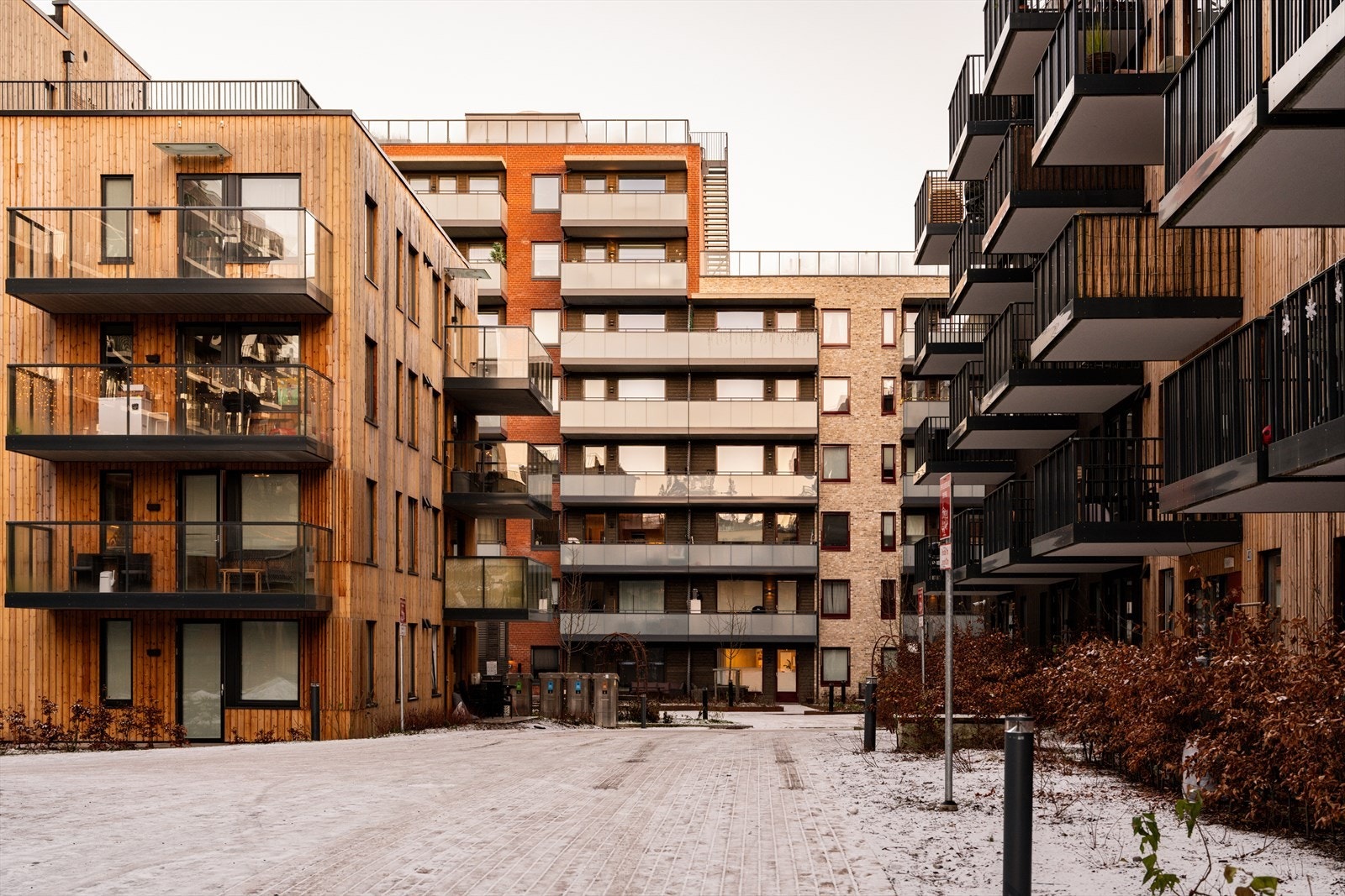 Eiendommen ligger i et attraktivt og barnevennlig boligområde i Lørenskog kommune. Området er pent opparbeidet med store, grønne fellesarealer mellom blokkene, som gir en hyggelig og parkliknende atmosfære. Galleribilde