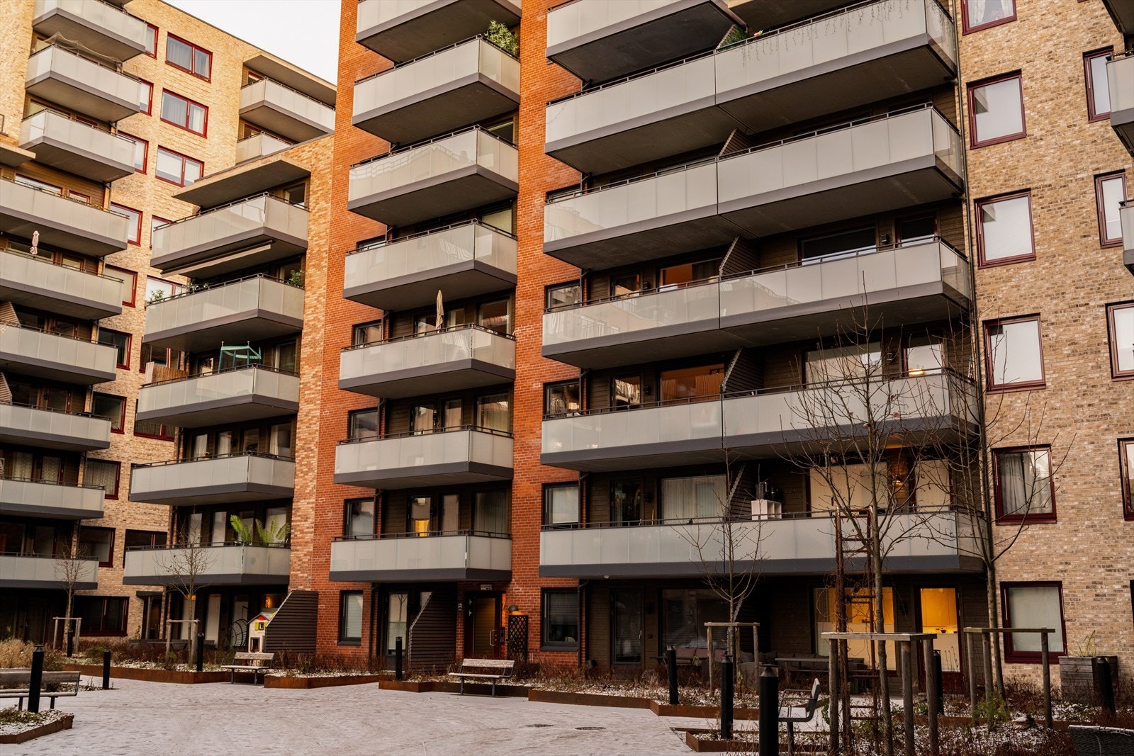 Her bor du med gangavstand til et bredt utvalg av butikker, servicetilbud, barnehager, skoler og kollektivtransport. Galleribilde