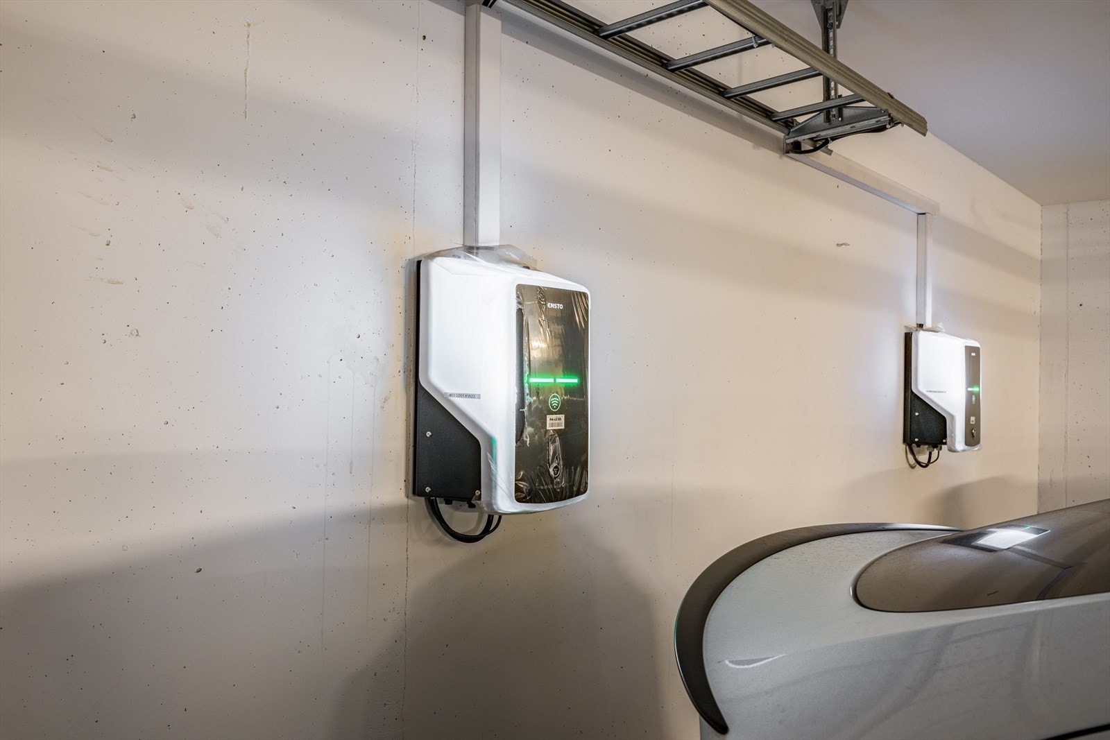 Det er montert elbil-lader på plassen. Galleribilde