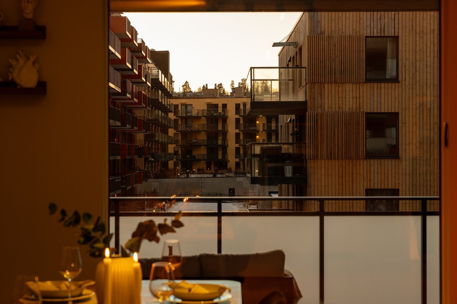 Fra stuen er det utgang til en romslig, overbygd balkong på ca. 10 kvm som vender mot vest. Galleribilde