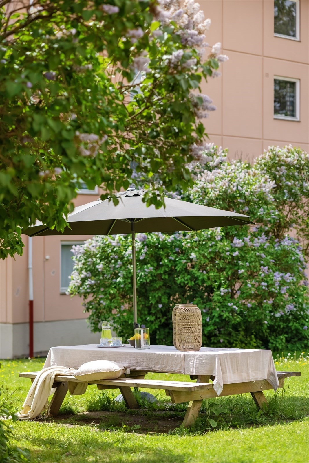 Her møtes både store og små til lek og en kaffekopp Galleribilde