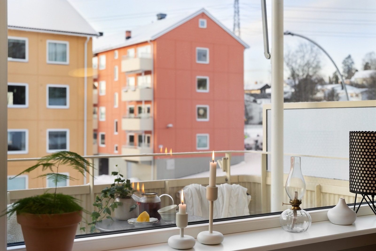 Det første som møter deg er store vindusflater og balkongdør som gir en god atmosfære Galleribilde