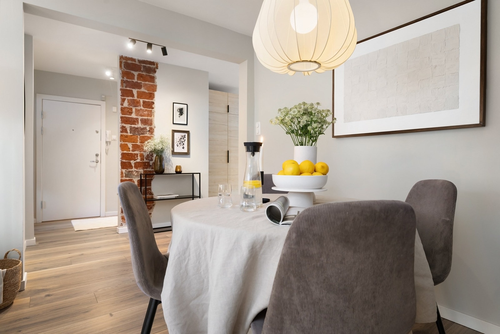 I og med at boligen er gjennomgående er det svært gode lysforhold i hele leiligheten, samt god kommunikasjon med kjøkken Galleribilde