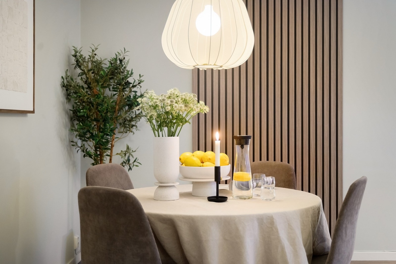 De helsparklede veggene er malt i tidsriktige farger kombinert med gjennomgående, enstavs laminat gjør at denne leiligheten er svært lun og innbydende Galleribilde