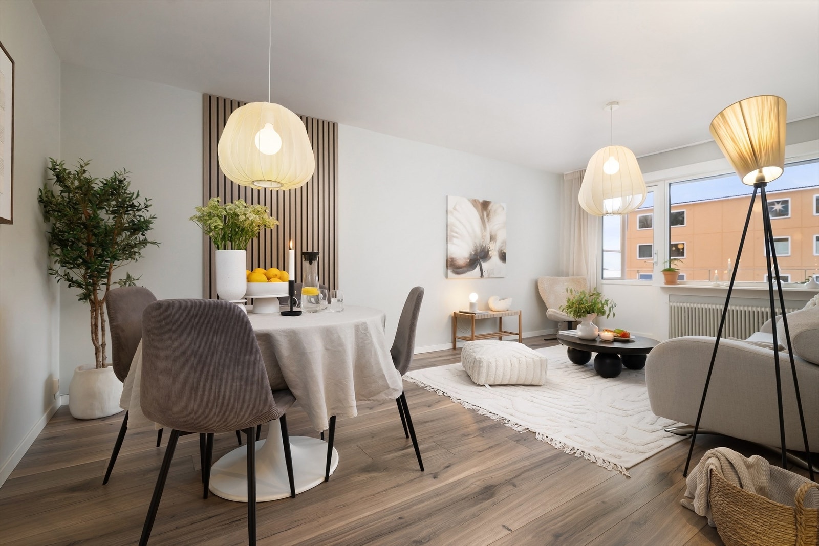 Leiligheten ble pusset opp i 2019-2021 og bærer preg av en spennende planløsning og et lekkert materialvalg Galleribilde