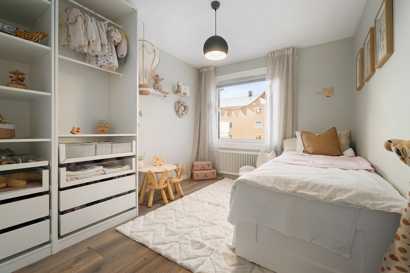 Boligens andre soverom er også av god størrelse og selvsagt fleksibelt i bruk og passer like godt som både gjesterom, barnerom og kontor! Galleribilde