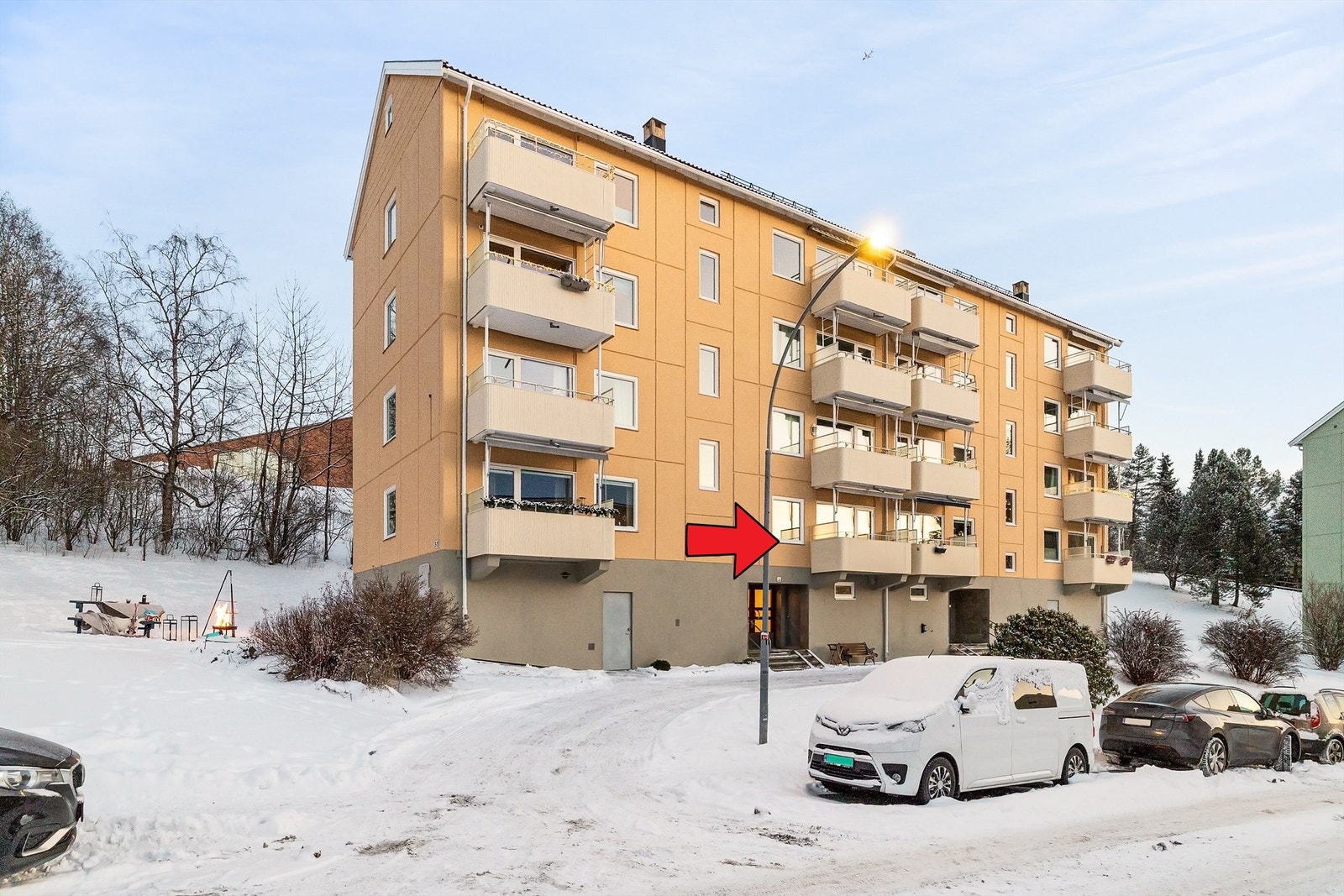 Traverveien 26 har en flott beliggenhet og er omkranset av store grøntarealer Galleribilde