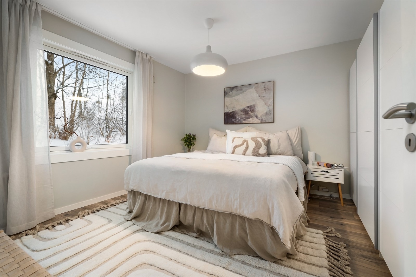 Hovedsoverom av god størrelse med stort vindu som gir svært gode lysforhold, helt uten innsyn! Galleribilde