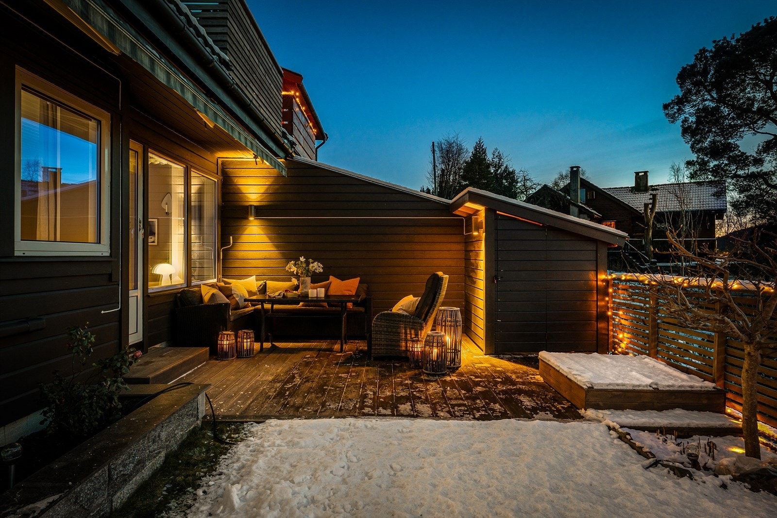 Uteplassen er utstyrt med markise, noe som gir en ekstra fleksibel og hyggelig uteplass hele sommeren. Galleribilde