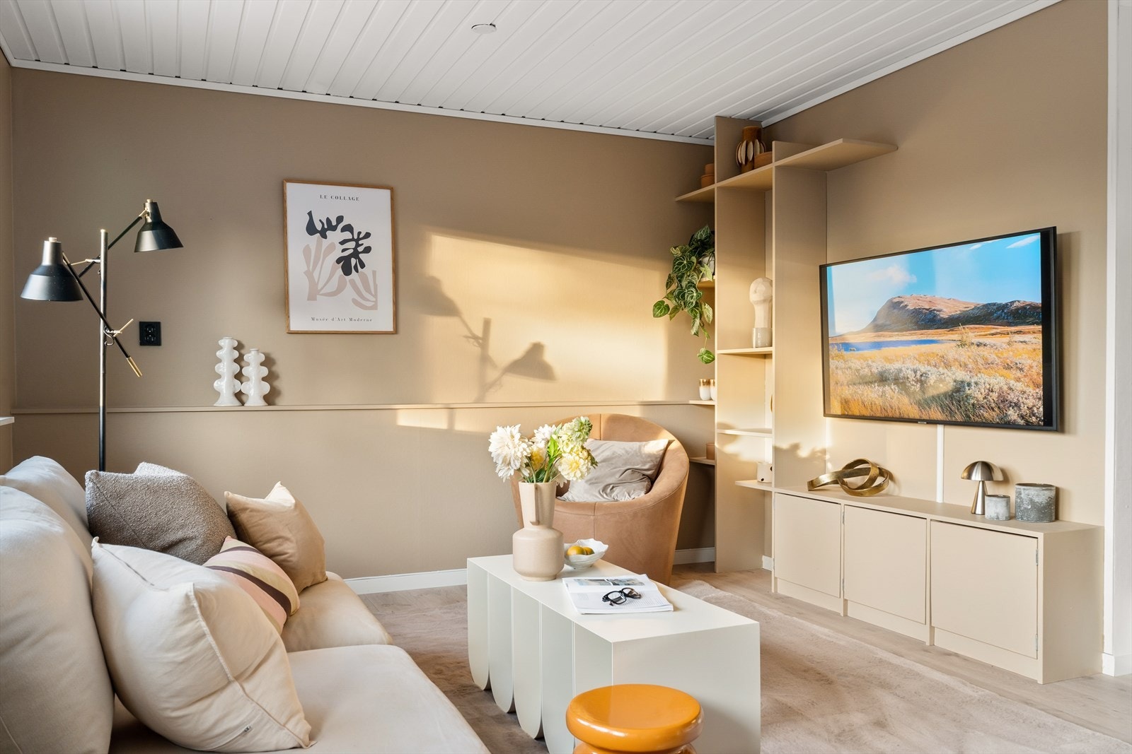 Rommet er delt inn i ulike soner, hvor hvert møbel har sin naturlige plass. Galleribilde