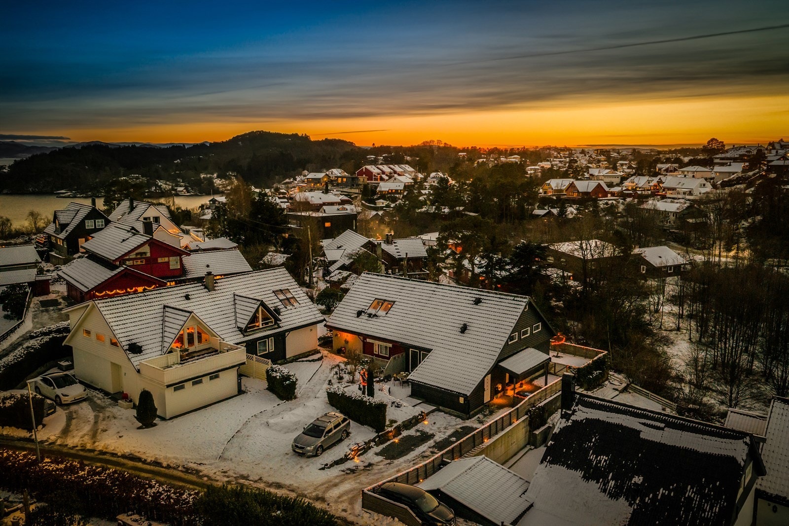 Boligen har en attraktiv og praktisk beliggenhet med kort vei til et bredt spekter av daglige servicetilbud. Galleribilde