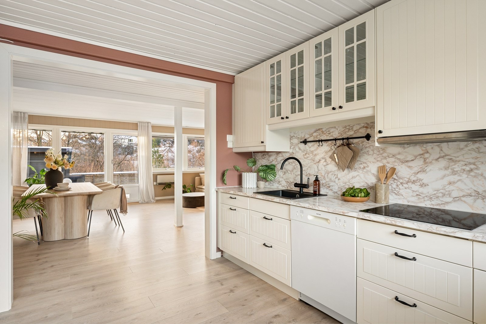 Stue og kjøkken har en delvis åpen løsning som gir en fin balanse mellom åpenhet og funksjonell inndeling. Galleribilde