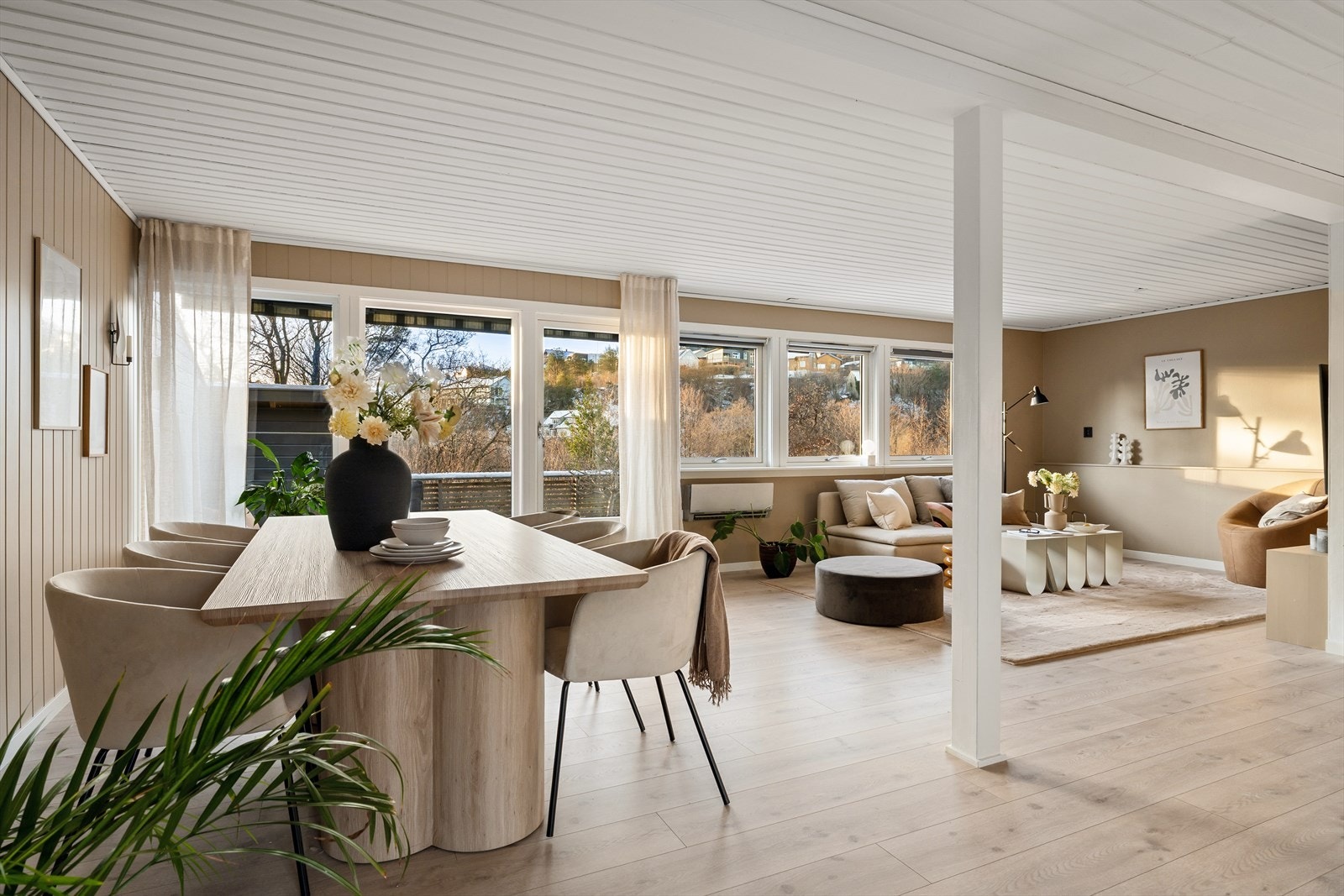 Stuen har svært gode møbleringsmuligheter med naturlige soner for både sofagruppe og spiseplass. Galleribilde