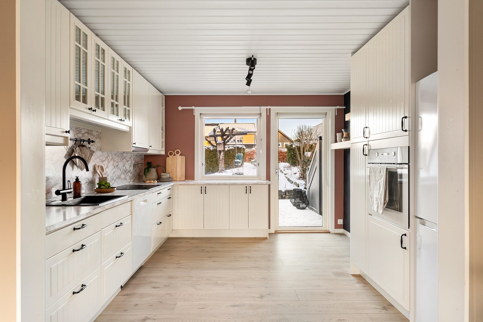 Kjøkkendelen måler ca. 11,4 m² og byr på gode arbeidsflater. Galleribilde