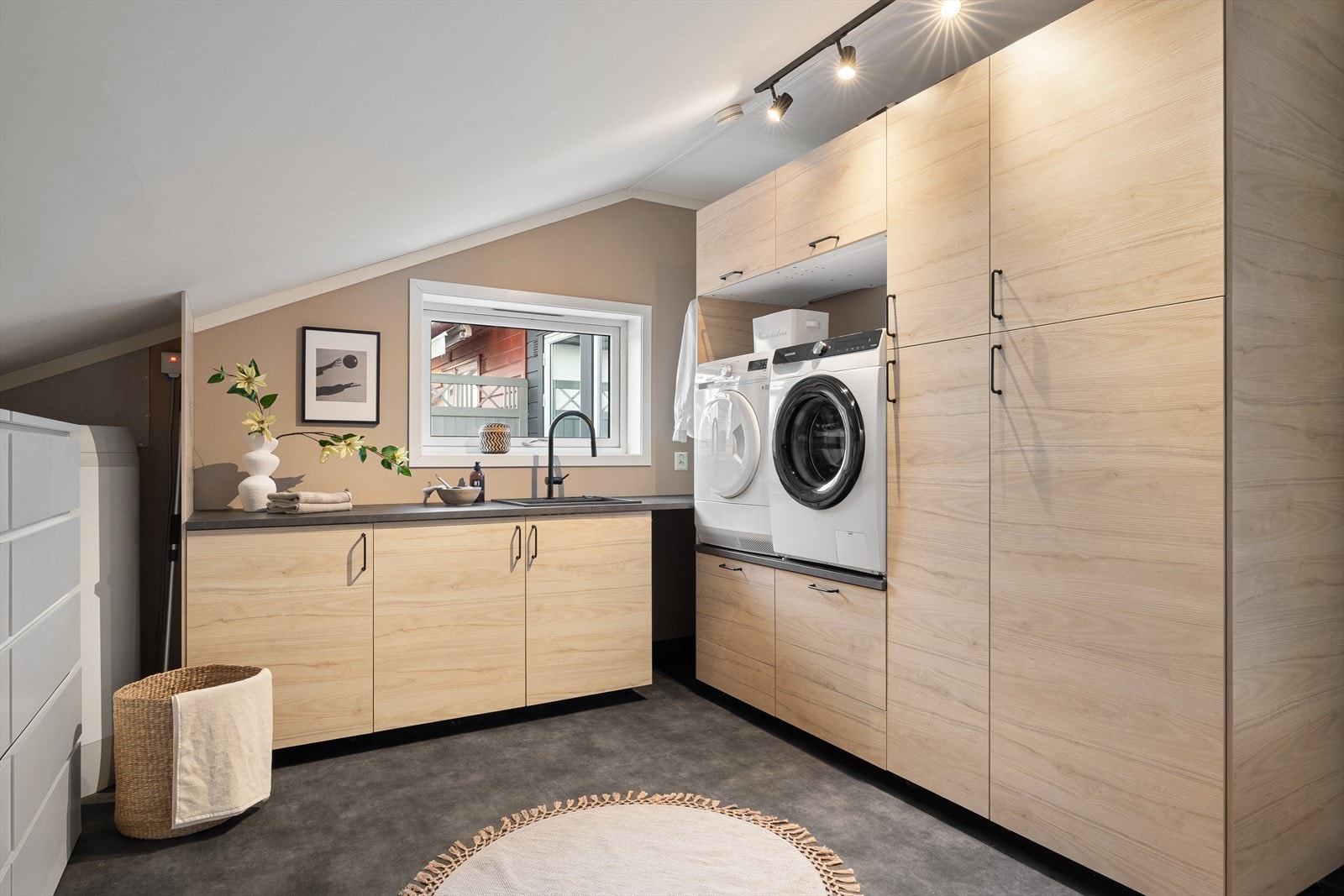 Romslig og moderne vaskerom, med en lys og praktisk innredning. Galleribilde
