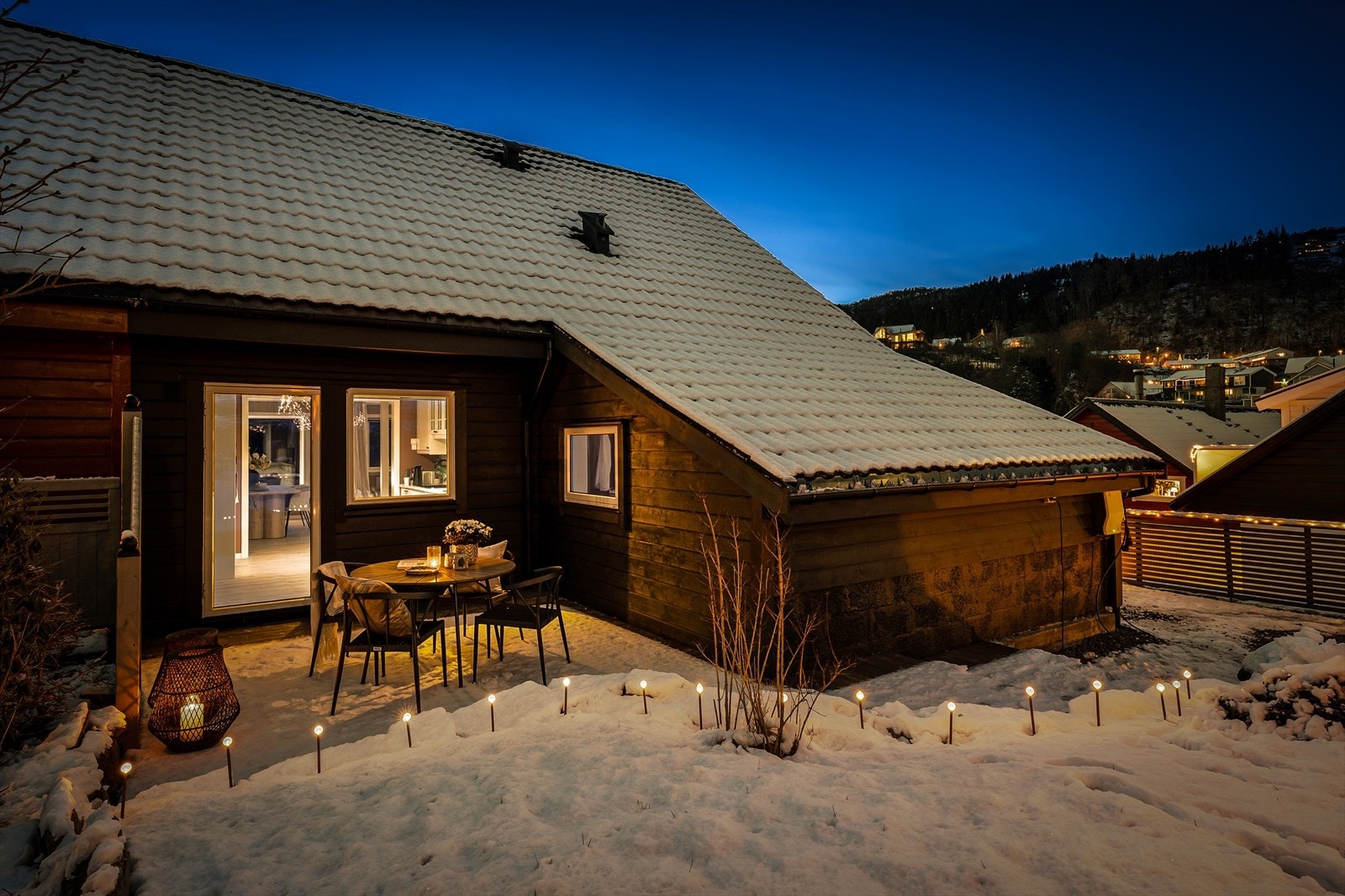 Terrassen egner seg godt for utemøbler og gir en fin forlengelse av oppholdsrommene i sommerhalvåret. Galleribilde