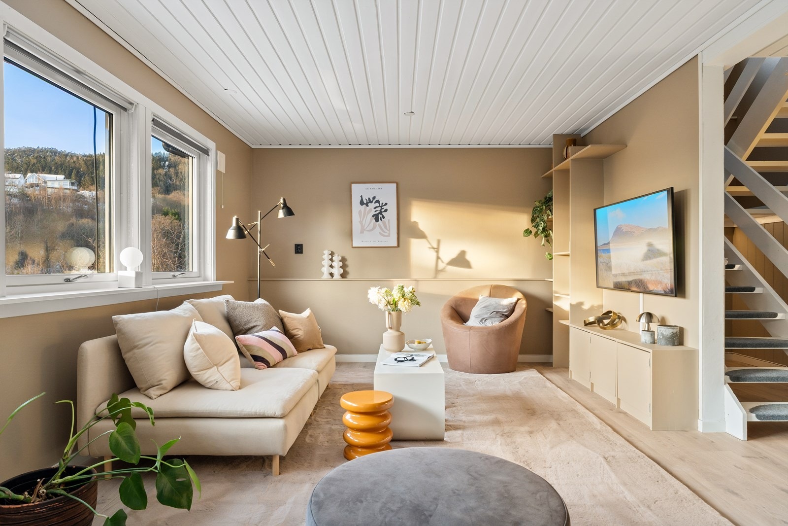 Videre ledes man inn i en romslig stue på ca. 42,2 m² med åpen planløsning som gir en luftig og behagelig romfølelse. Galleribilde