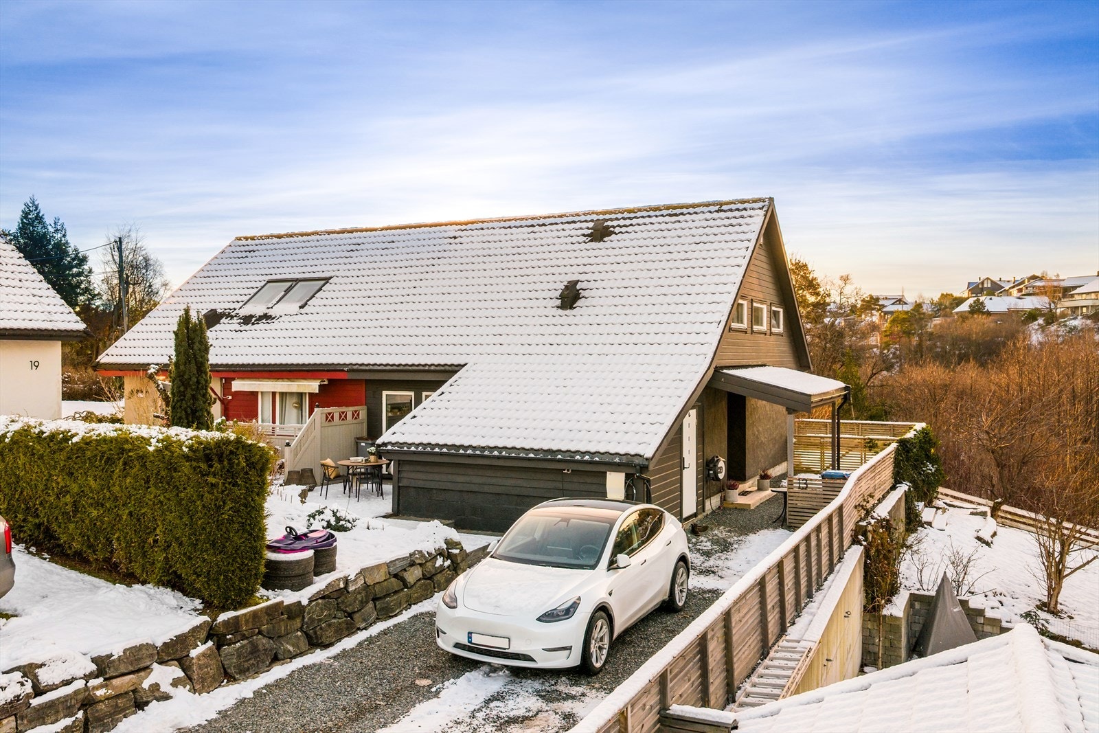 Parkering rett utenfor døren - en ettertraktet og praktisk bonus! Det følger i tillegg en nummerert plass på felles parkeringsplass. Galleribilde