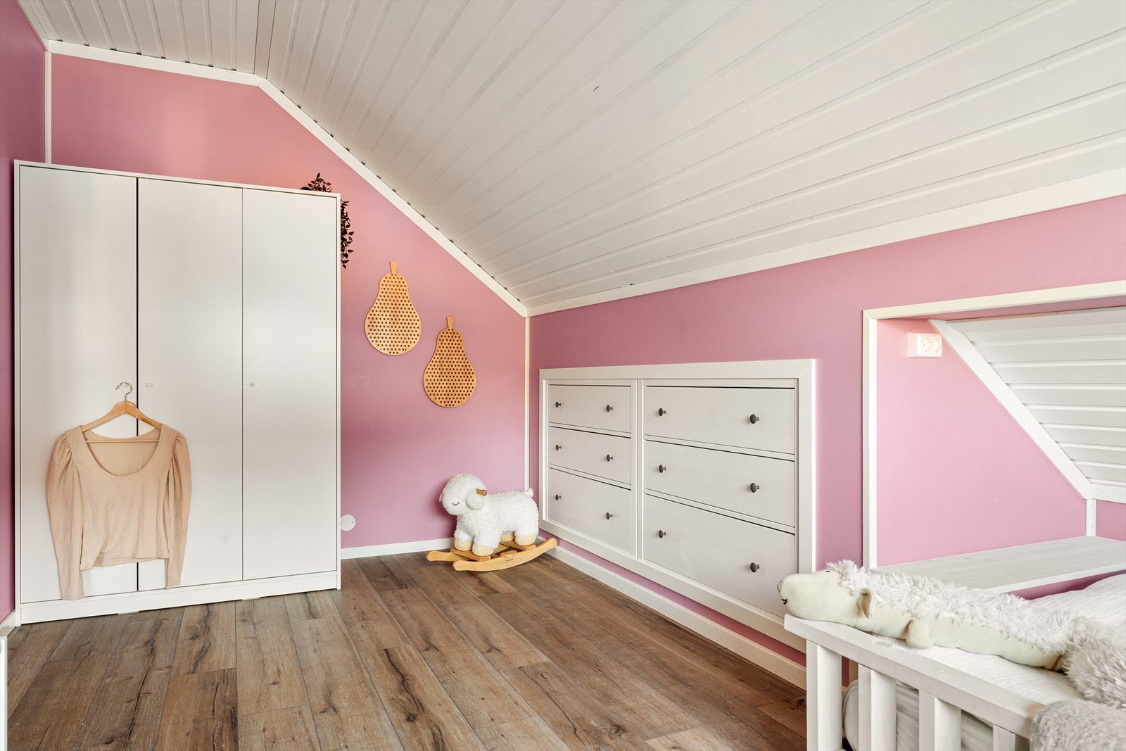 Rommet måler ca. 11,71m² og byr på flere smarte løsninger. Galleribilde