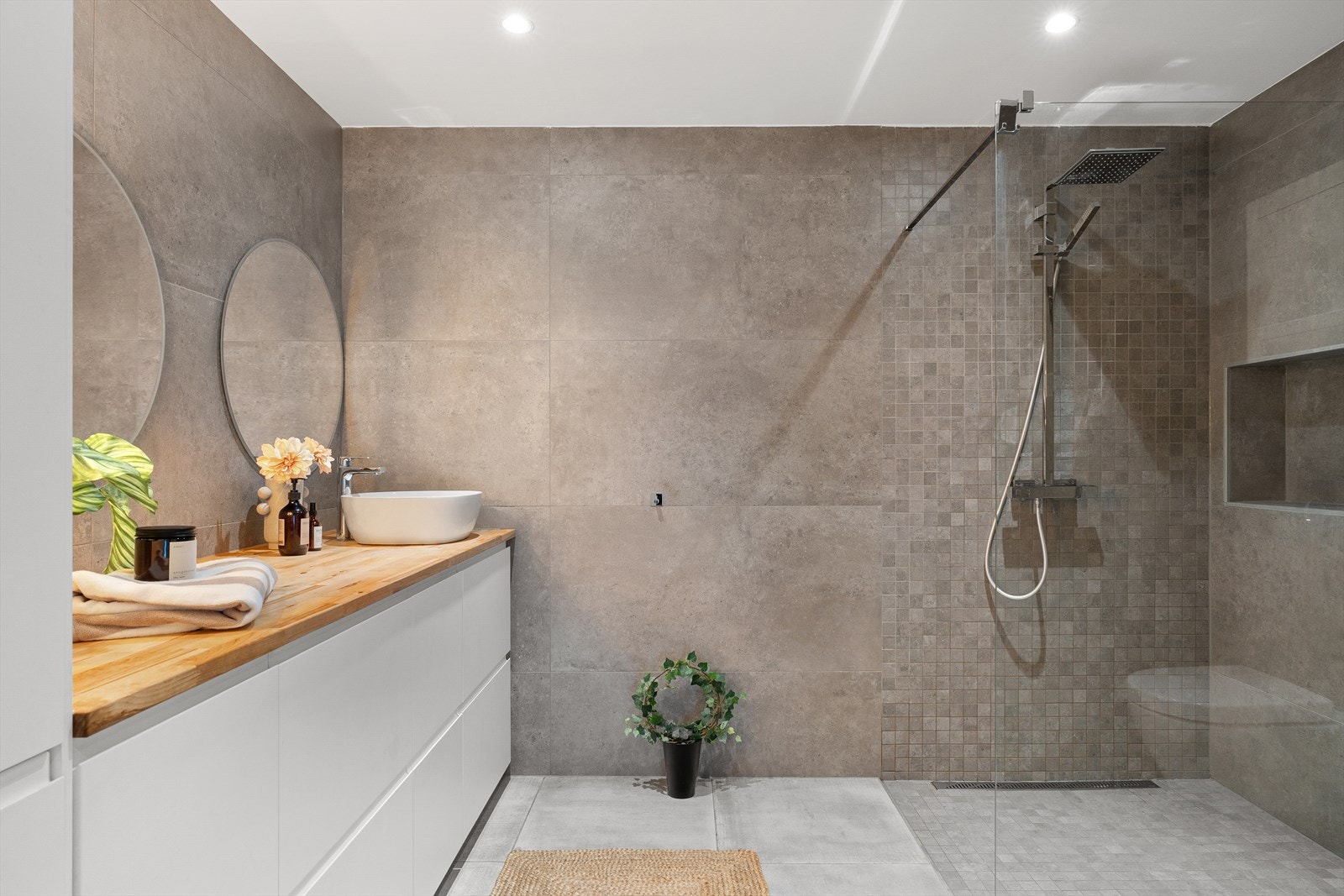 Badet i 1. etasje ble pusset opp i 2019 og fremstår i en lekker og moderne utførelse. Galleribilde