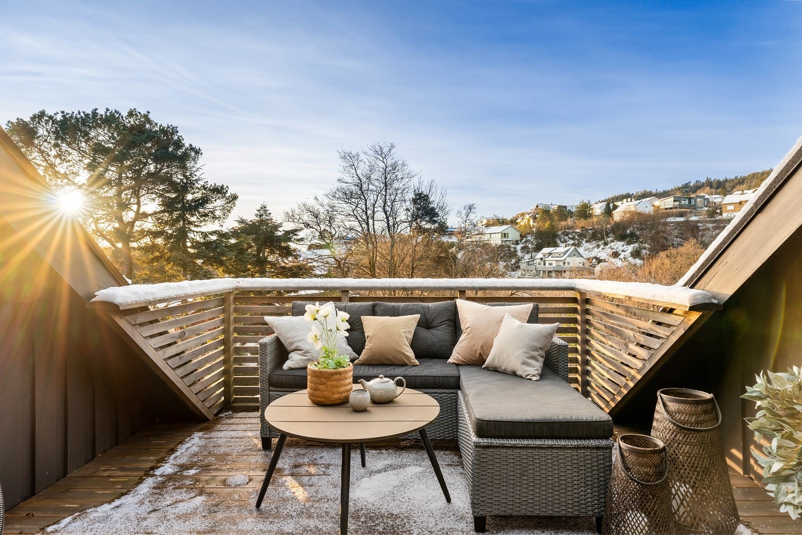 Terassen byr på gode møbleringsmuligheter og en fredfull utsikt over nærområdet. Galleribilde
