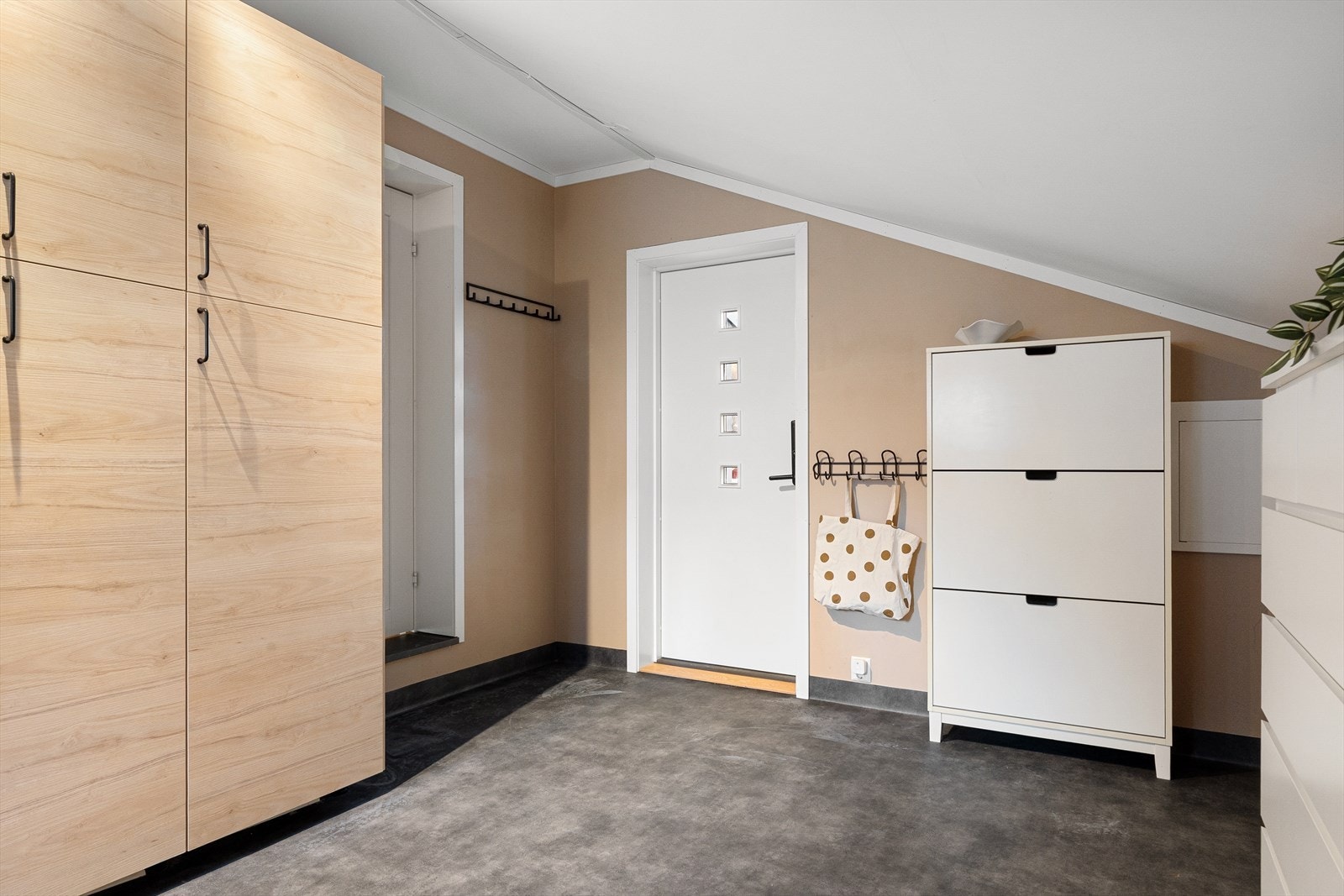 Vaskerommet har egen inngang, noe som både er praktisk og ettertraktet for daglig bruk Galleribilde