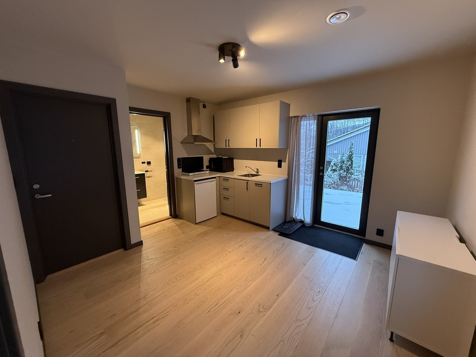 Stue og kjøkken med utgang til platting. Galleribilde