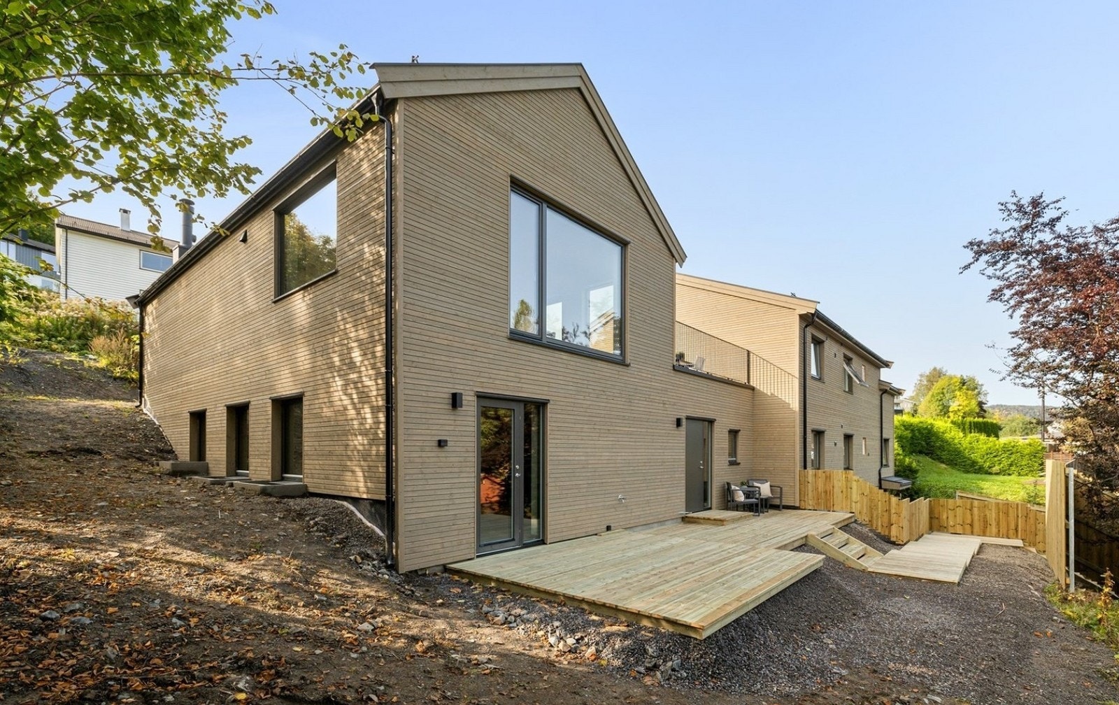 Platting og egen inngangsdør til hybel nærmest i bildet. Galleribilde