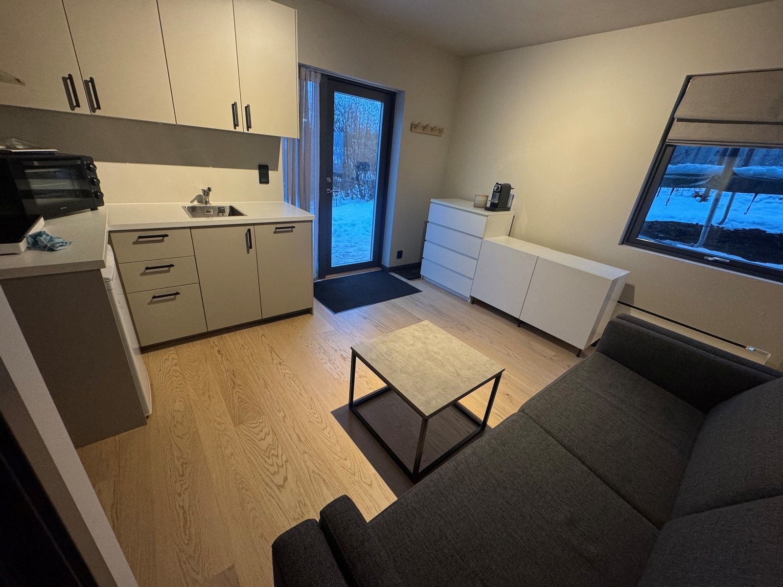 Stue- møbler følger. Galleribilde