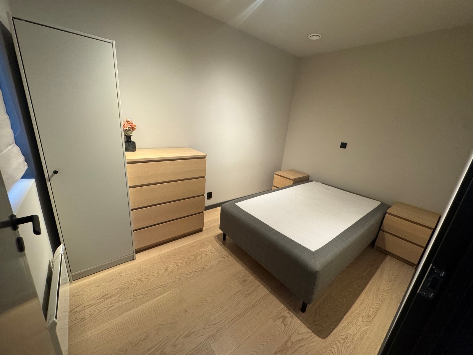 Soverom- klesskap, kommode og nattbord følger med. Galleribilde