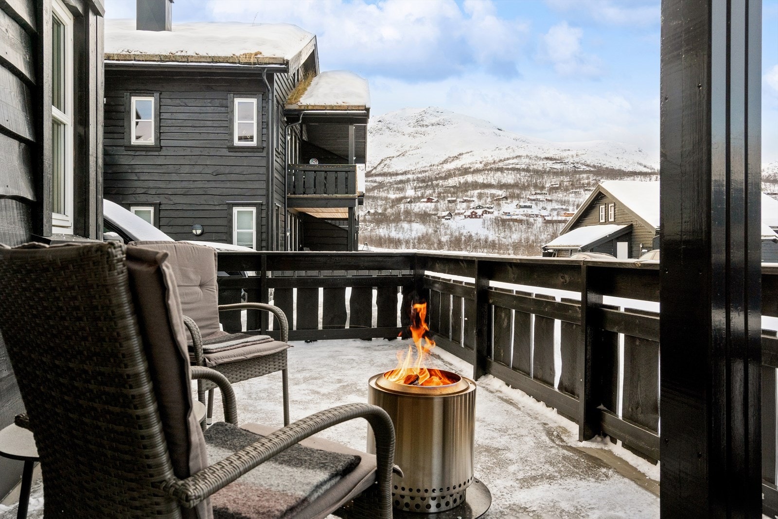 Sør/vestvendt og solvendt beliggenhet på terrasse. Galleribilde