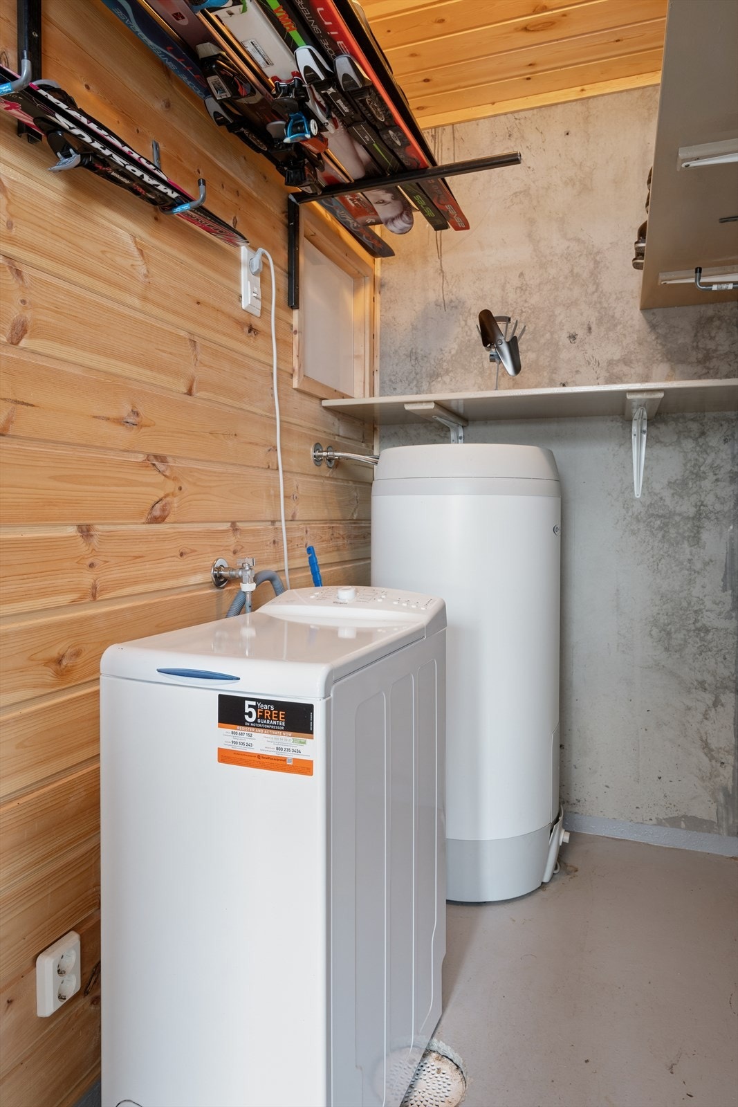 I denne etasjen finnes også et teknisk rom/vaskerom. Her er boligens vanninntak med hovedstoppekran, en 200-liters varmtvannsbereder og et fordelerskap for rør-i-rør-systemet. Galleribilde