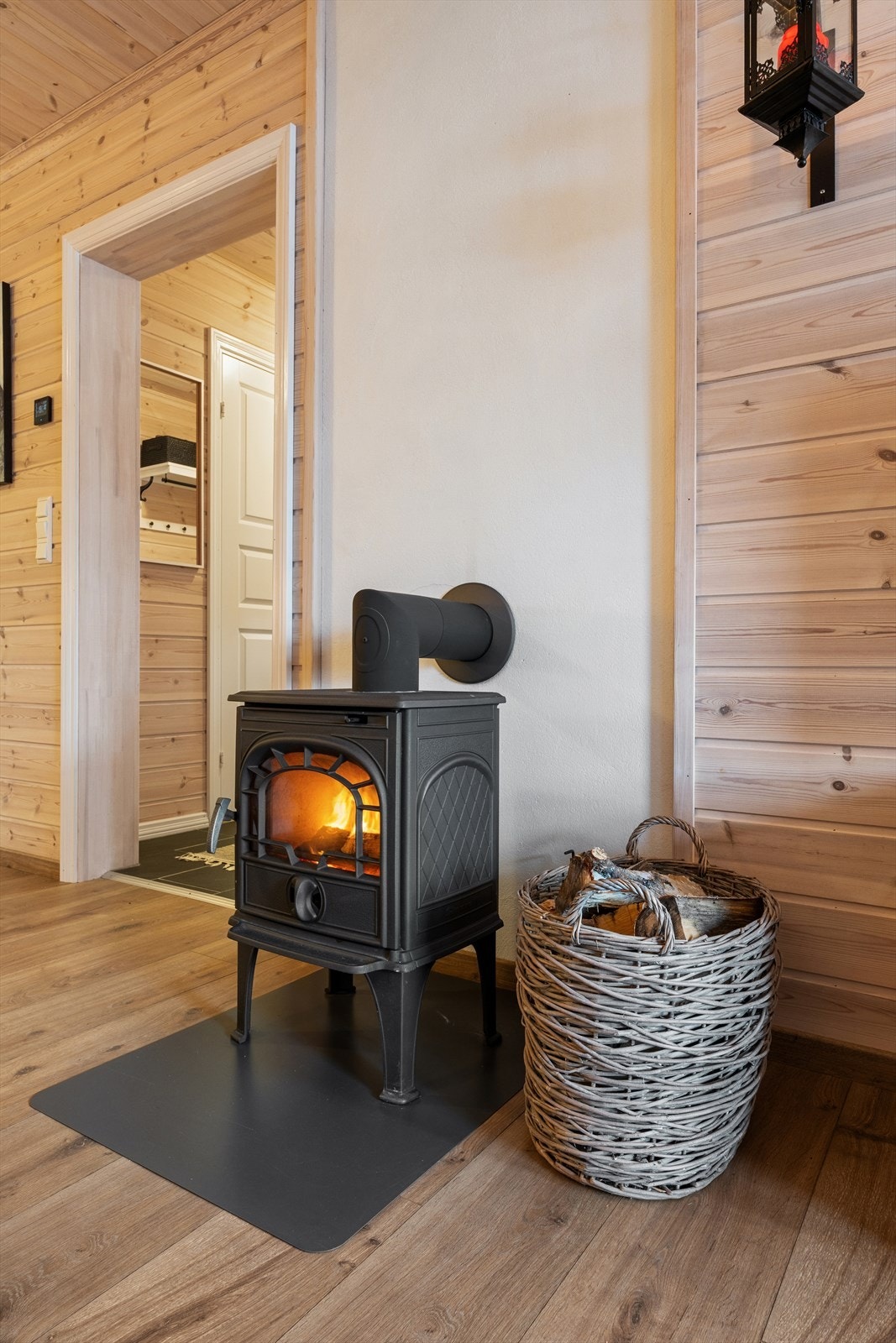 Det er montert en fint vedovn som sørger for lun varme og knitrende god stemning på kalde dager. Galleribilde