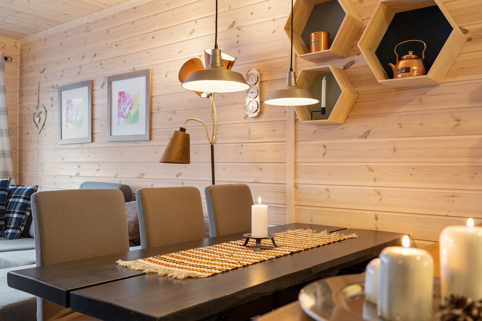 Det er plass til spisebord mellom sofagruppen og kjøkkenet. Galleribilde