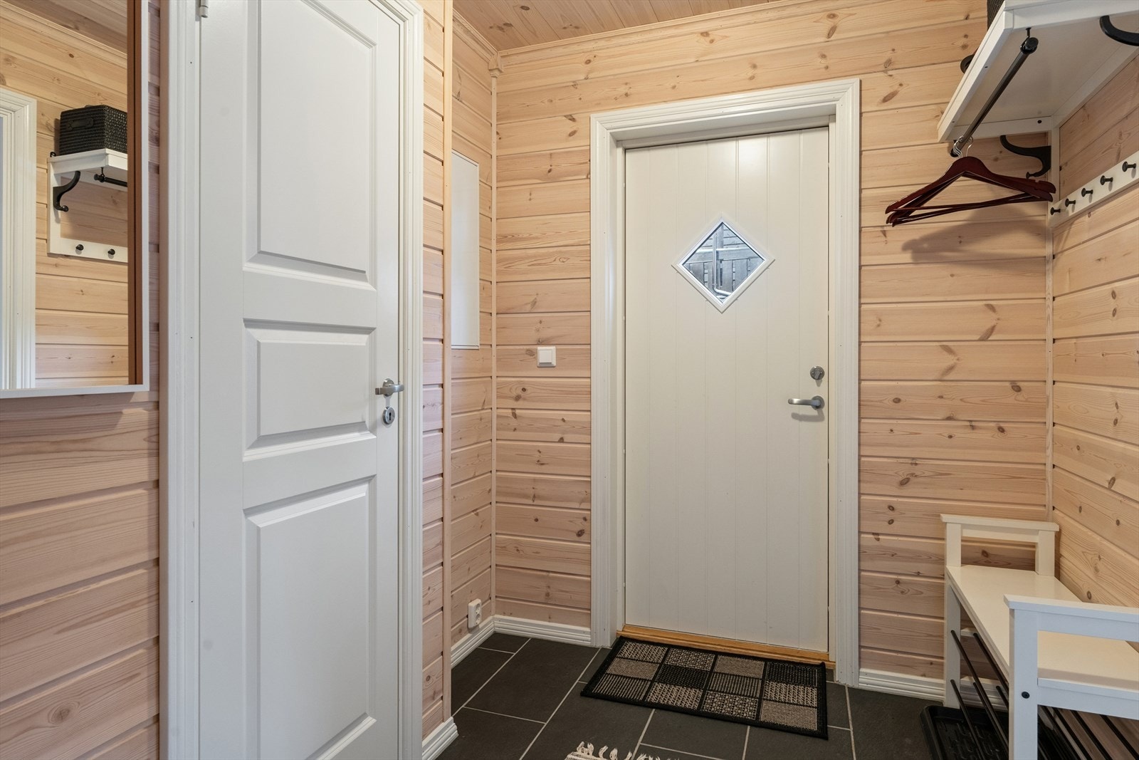 Koselig entré med god plass til å henge fra seg yttertøy, og praktiske fliser på gulvet. Galleribilde