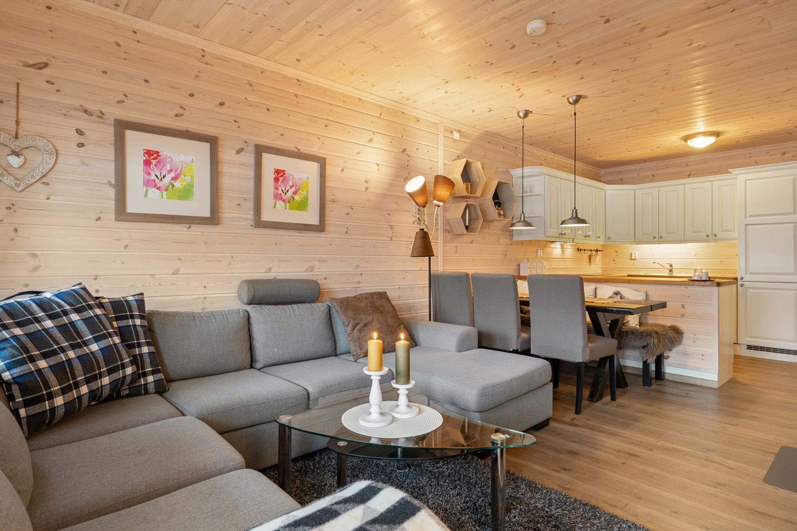 Stuen og kjøkkenet er samlet i en åpen og sosial sone. Galleribilde