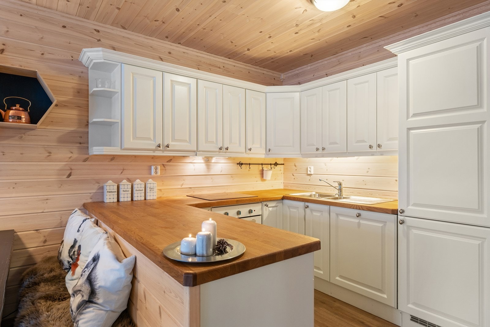 Romslig og flott kjøkken med god skap- og benkeplass. Galleribilde