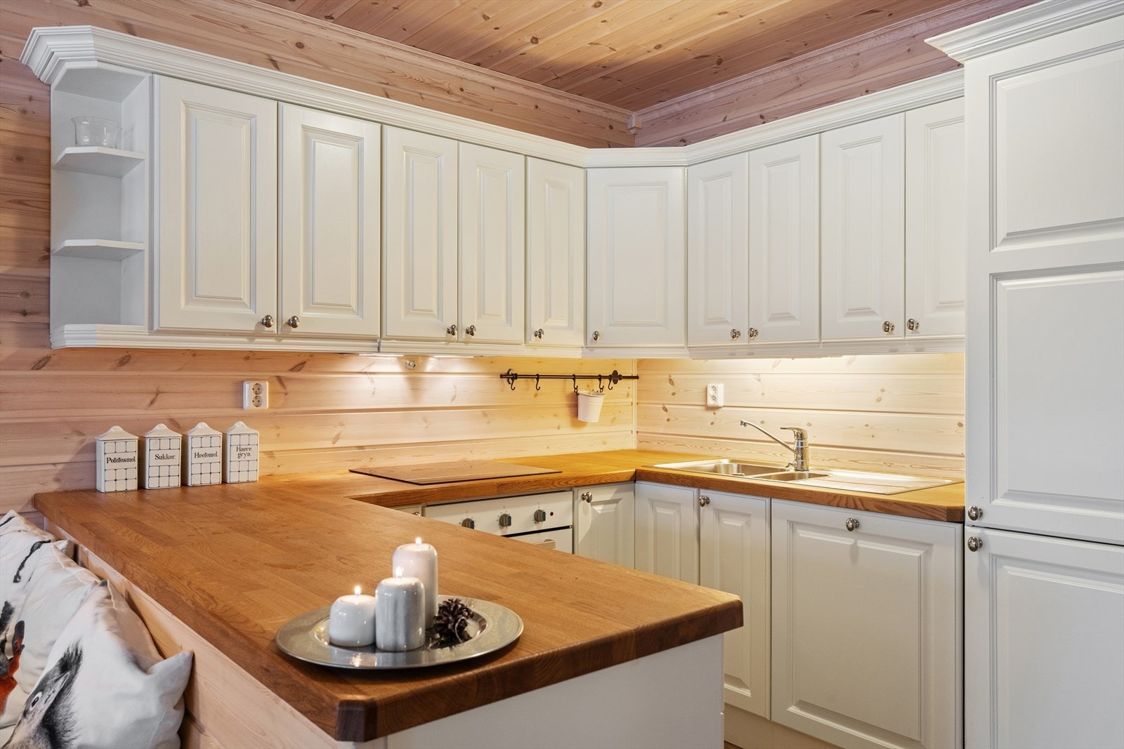 Hvitevarene består av integrerte produkter, hvor oppvaskmaskin og kjøl/frys har skapfronter. Galleribilde