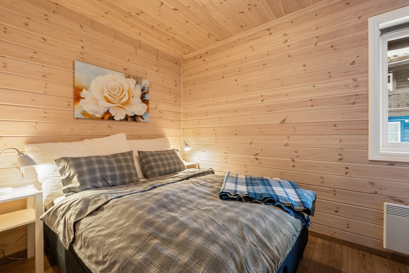 Hovedsoverommet har god plass til dobbeltseng og tilhørende møblement. Galleribilde