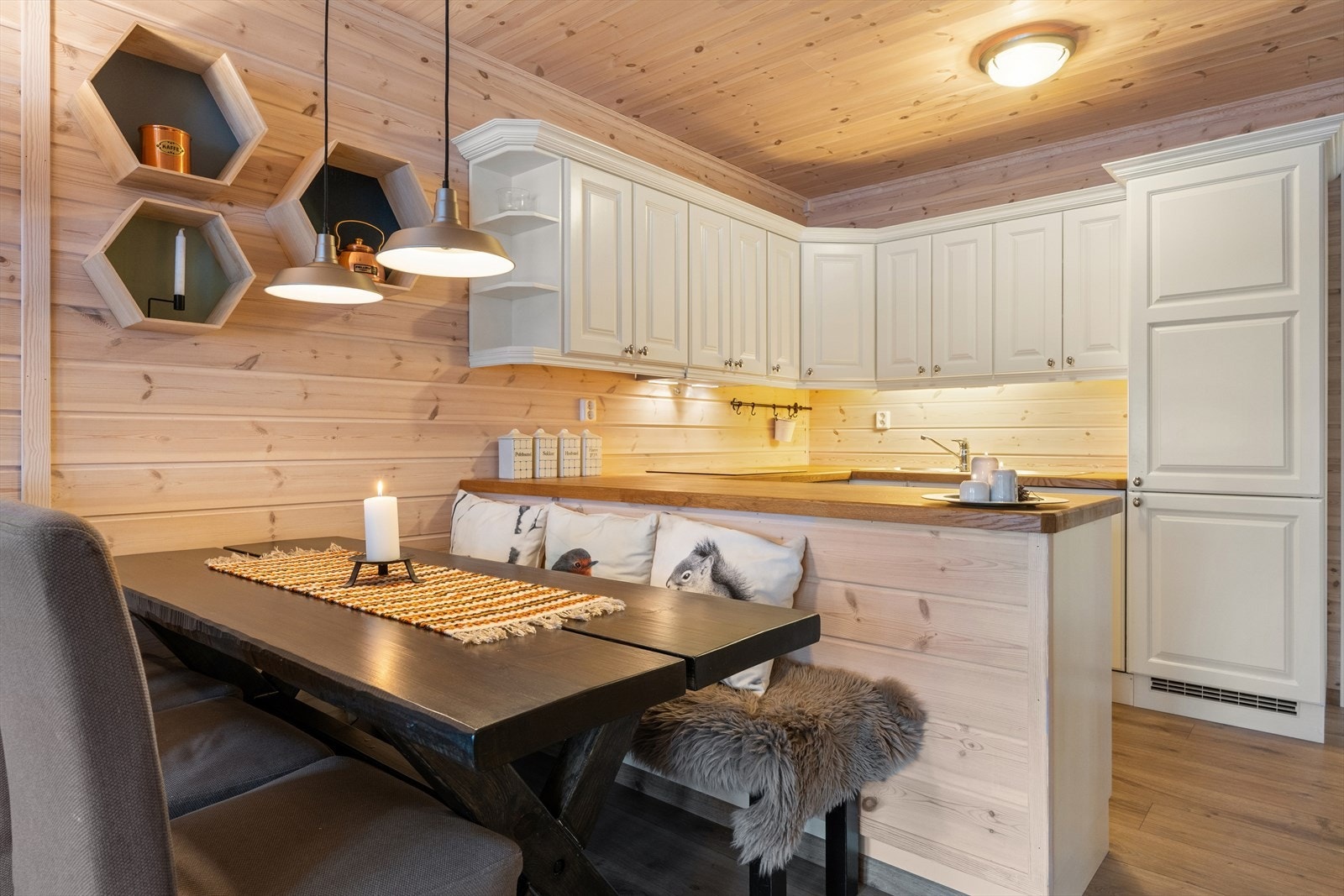 Kjøkkenet fra 2014 har en åpen løsning mot stue og spisestue. Innredningen har malte, profilerte fronter og en benkeplate i heltre. Galleribilde