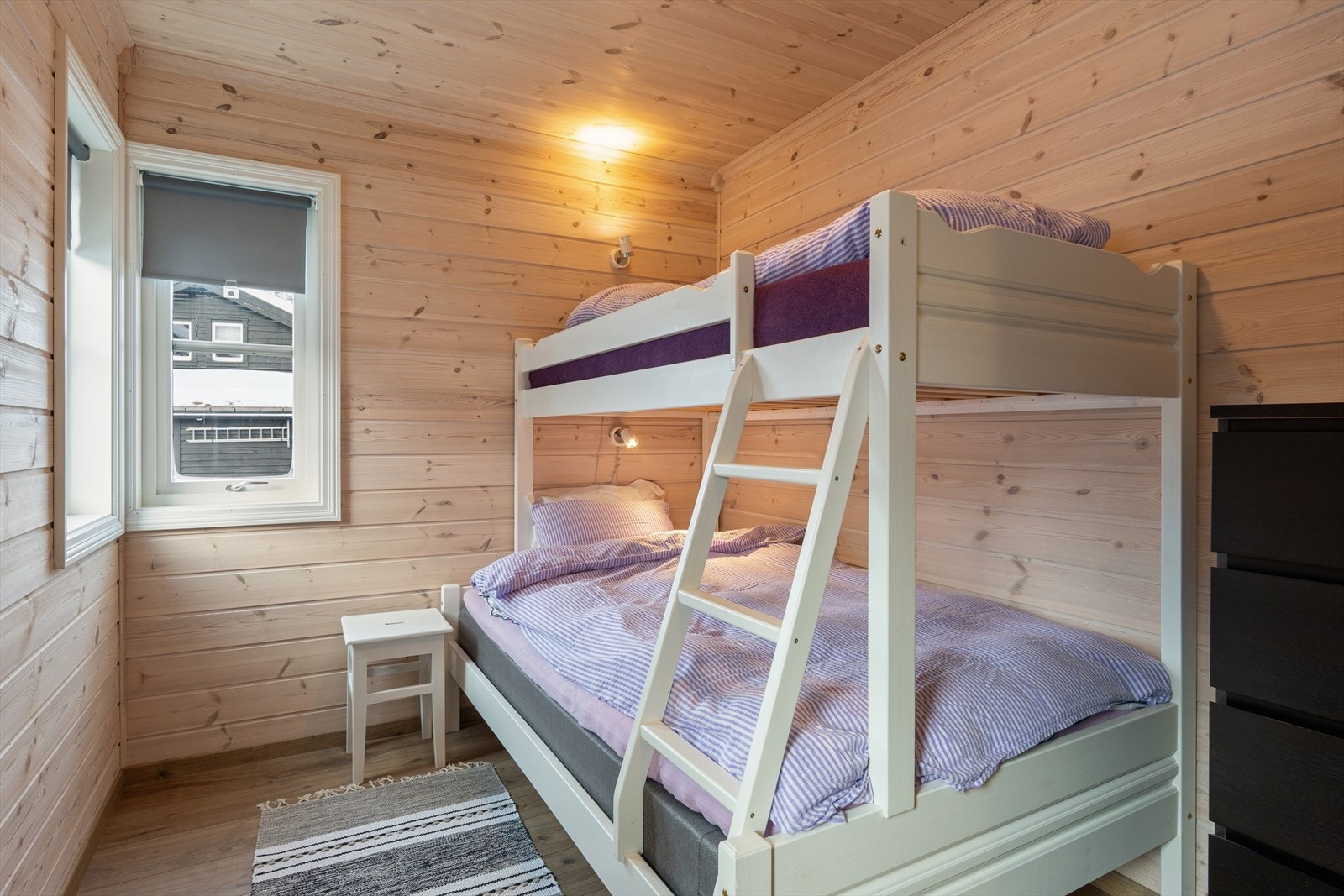 Soverom 2 har plass til en køyeseng samt annen møblering, som f.eks garderobeskap eller kommoder. Galleribilde