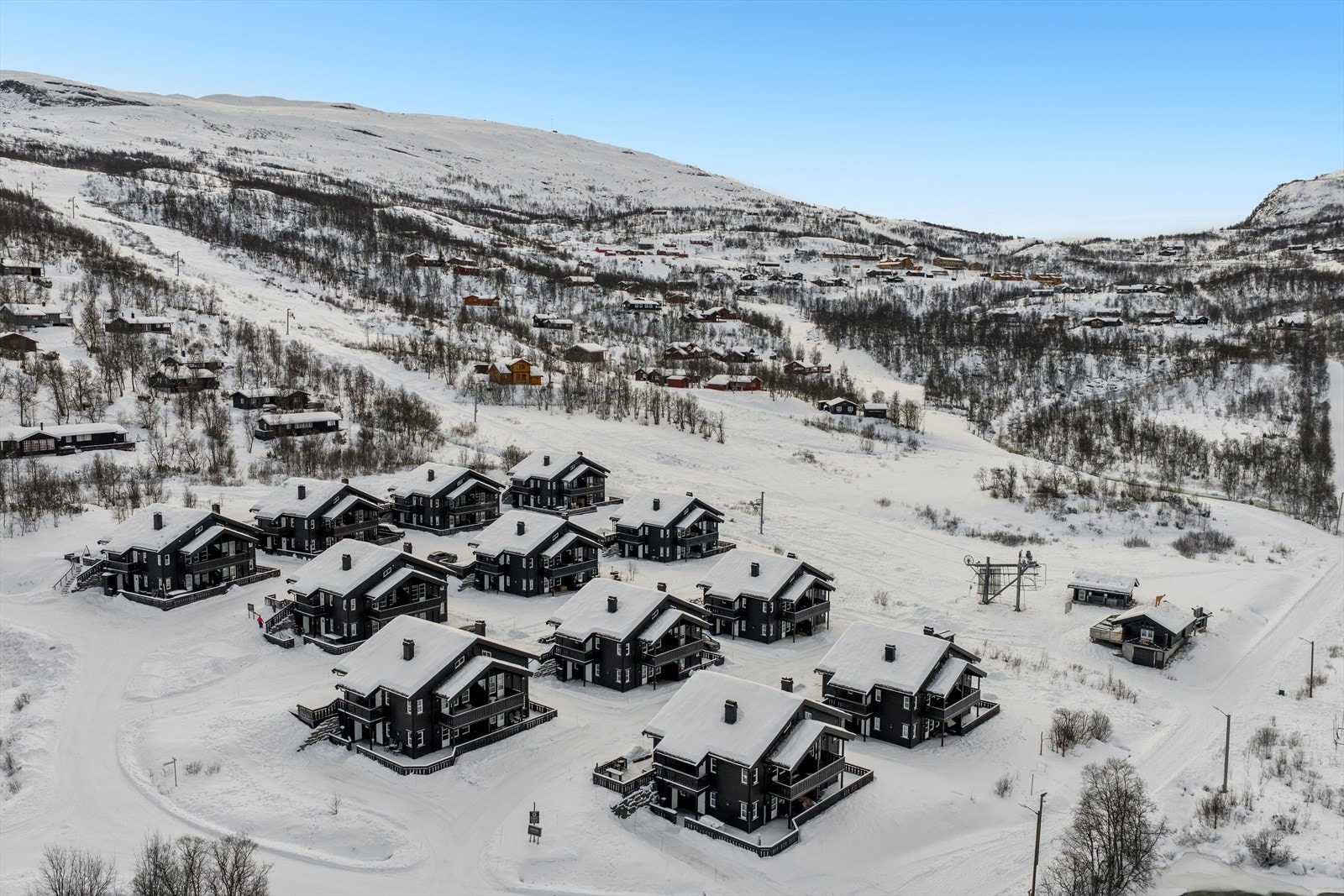 Eiendommen ligger vestvendt i den bakerste rekken, like ved bakken. Galleribilde