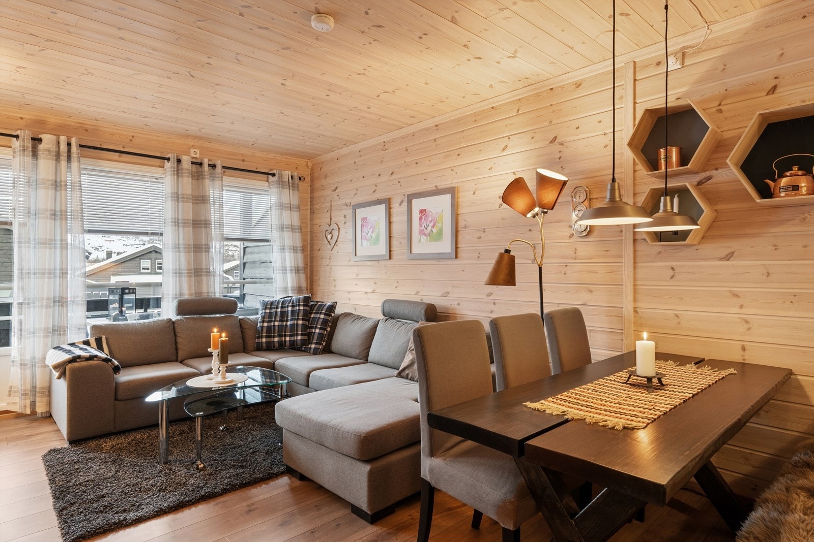 Boligen har en lys og koselig stue med god plass til møblering i flere soner. Galleribilde