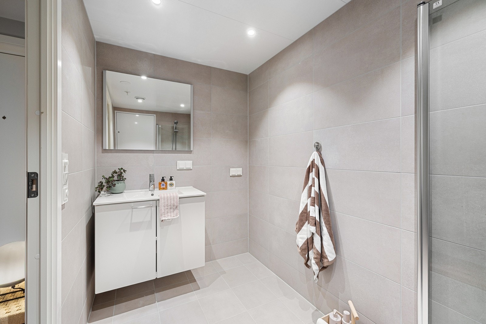 Badet har i tillegg praktisk opplegg for vaskemaskin, noe som gir en funksjonell og plassbesparende løsning i hverdagen. Galleribilde