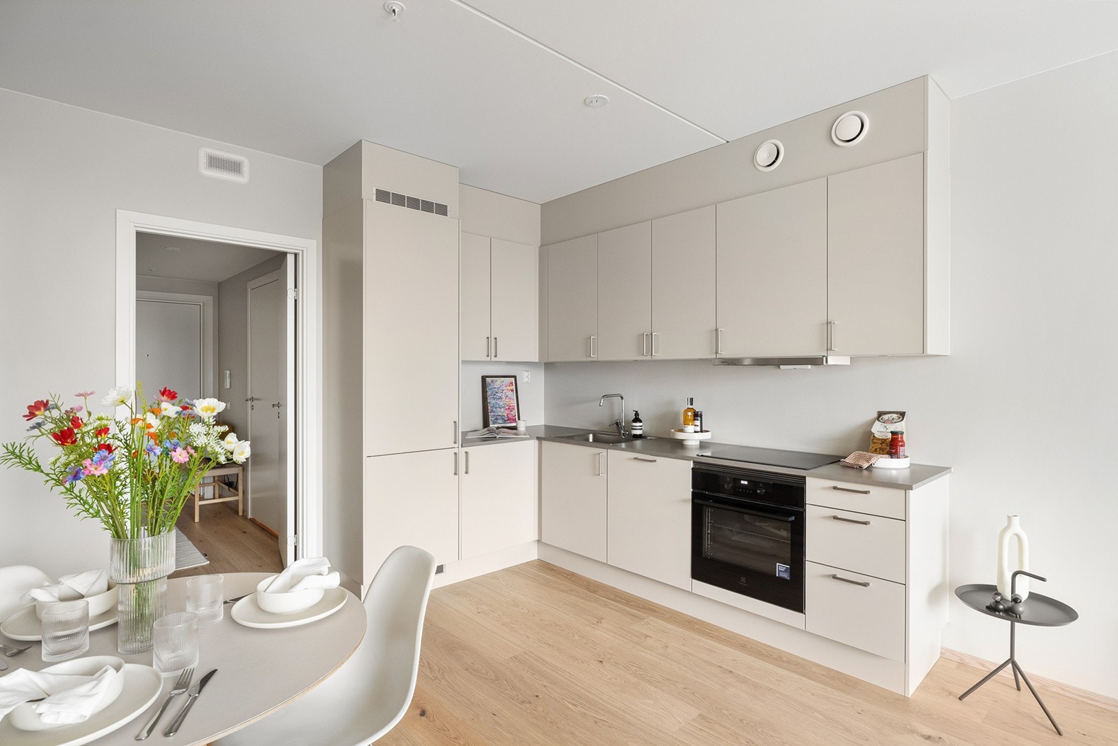 Moderne og funksjonelt kjøkken med stilrene fronter og integrerte hvitevarer som gir et helhetlig og ryddig uttrykk. Galleribilde