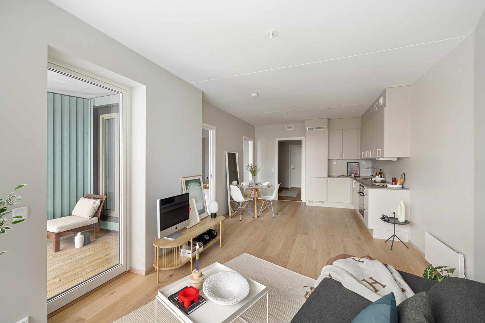 Gjennomgående lyse overflater og moderne materialvalg gir boligen et stilrent og innbydende preg. Galleribilde